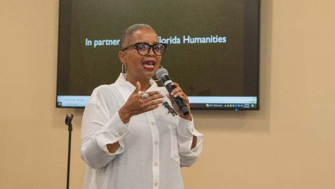 A person speaking into a microphone

AI-generated content may be incorrect.