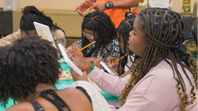 A group of people drawing

AI-generated content may be incorrect.